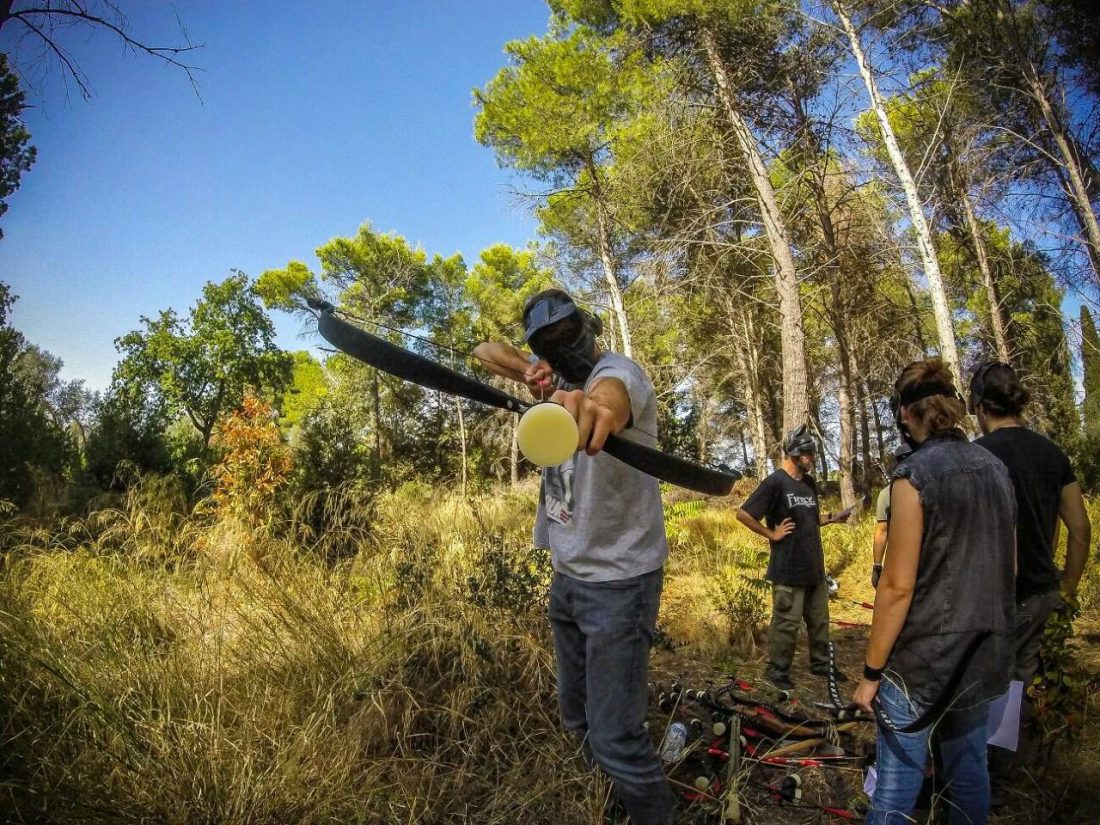 tiro con l'arco nel bosco